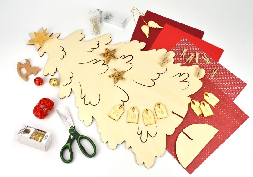 Potřeby na adventní kalendář: dřevěný výřez, barevný karton, papíry s vánoč