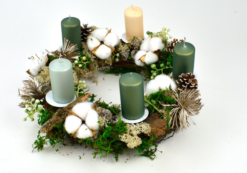 Umístění pěti svíček na adventní věnec