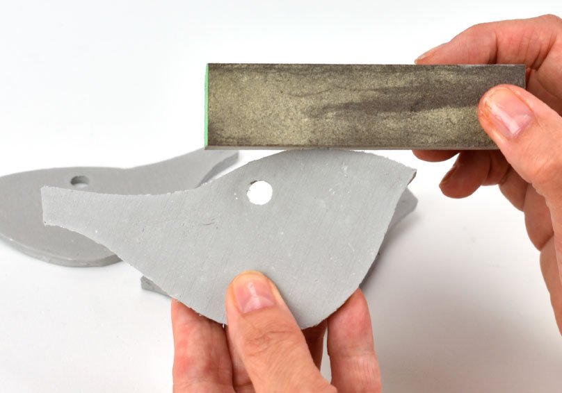 Uhlazení hmoty smirkovým papírem