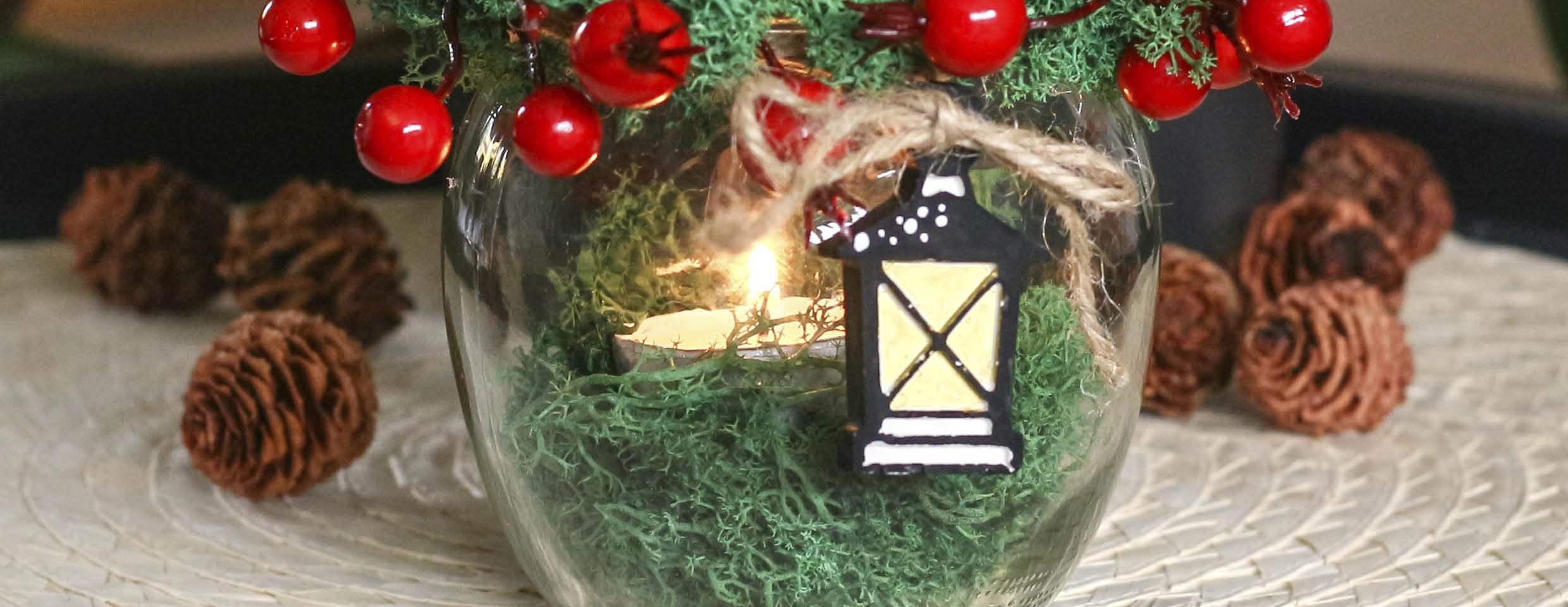 Vytvořte sváteční atmosféru sklenicí plnou vánočních dekorací