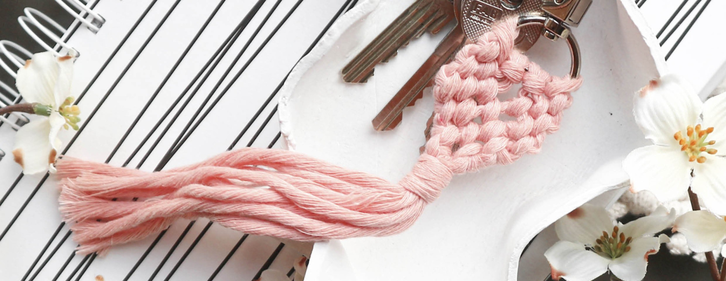 Macramé klíčenka ve tvaru srdce