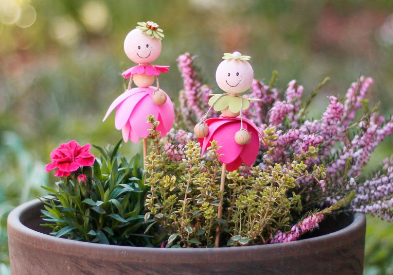 Veselá panenka - zápich do květináče z pěnové gumy a korálků