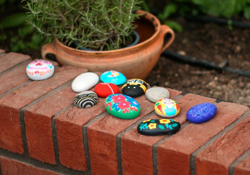 Zdobené kamínky: akrylové barvy nebo popisovače