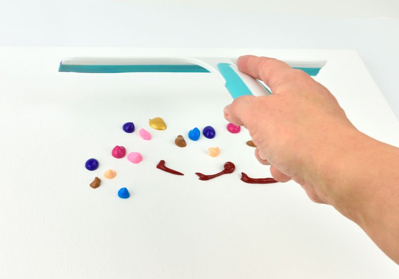 Tlakem stěrky rozetřete barevné body akrylové barvy