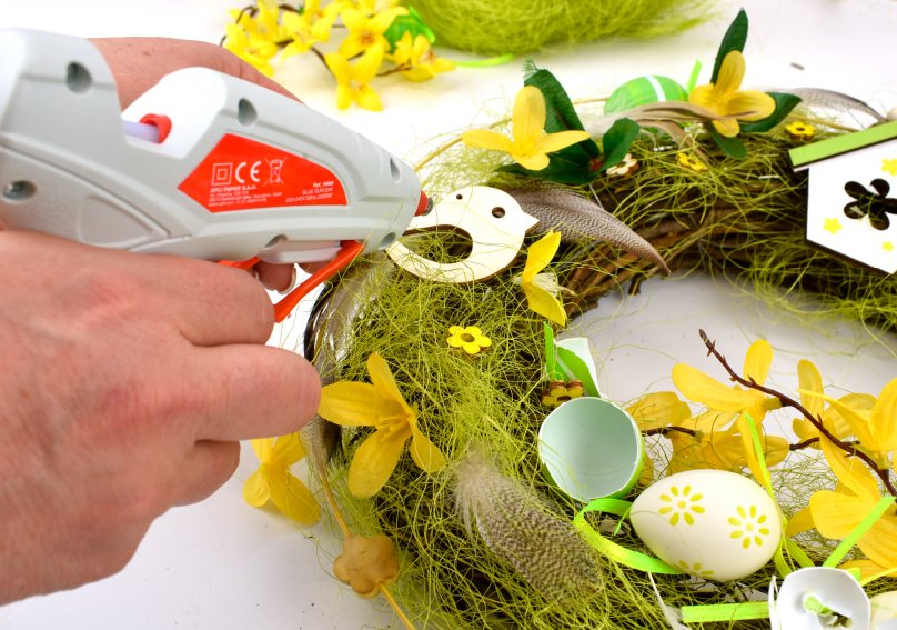 Jarní věnec - přidávání dekorací - vajíčka, větvičky, peříčka nebo dřevěné 