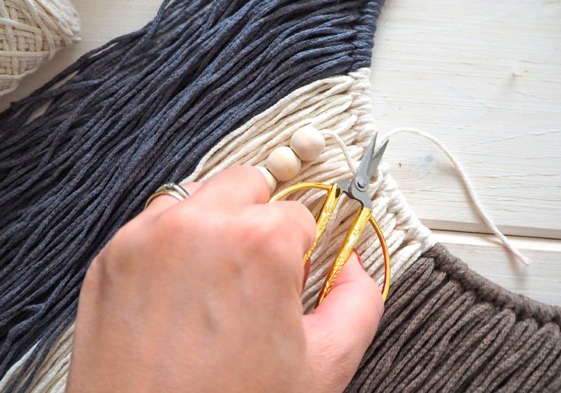 Umístění příze s korálky doprostřed macramé dekorace - zastřihnutí