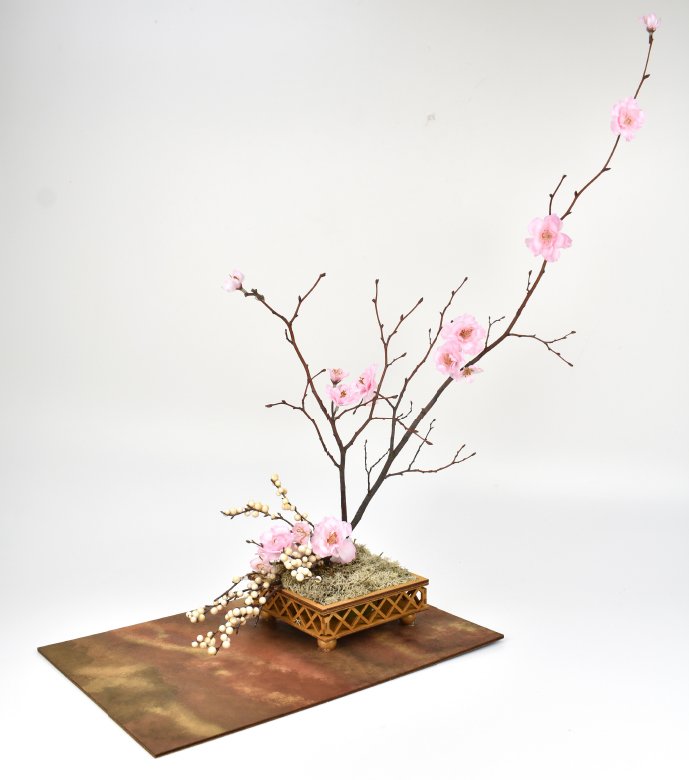 Ikebana s výřezy květů, imitace kamene 