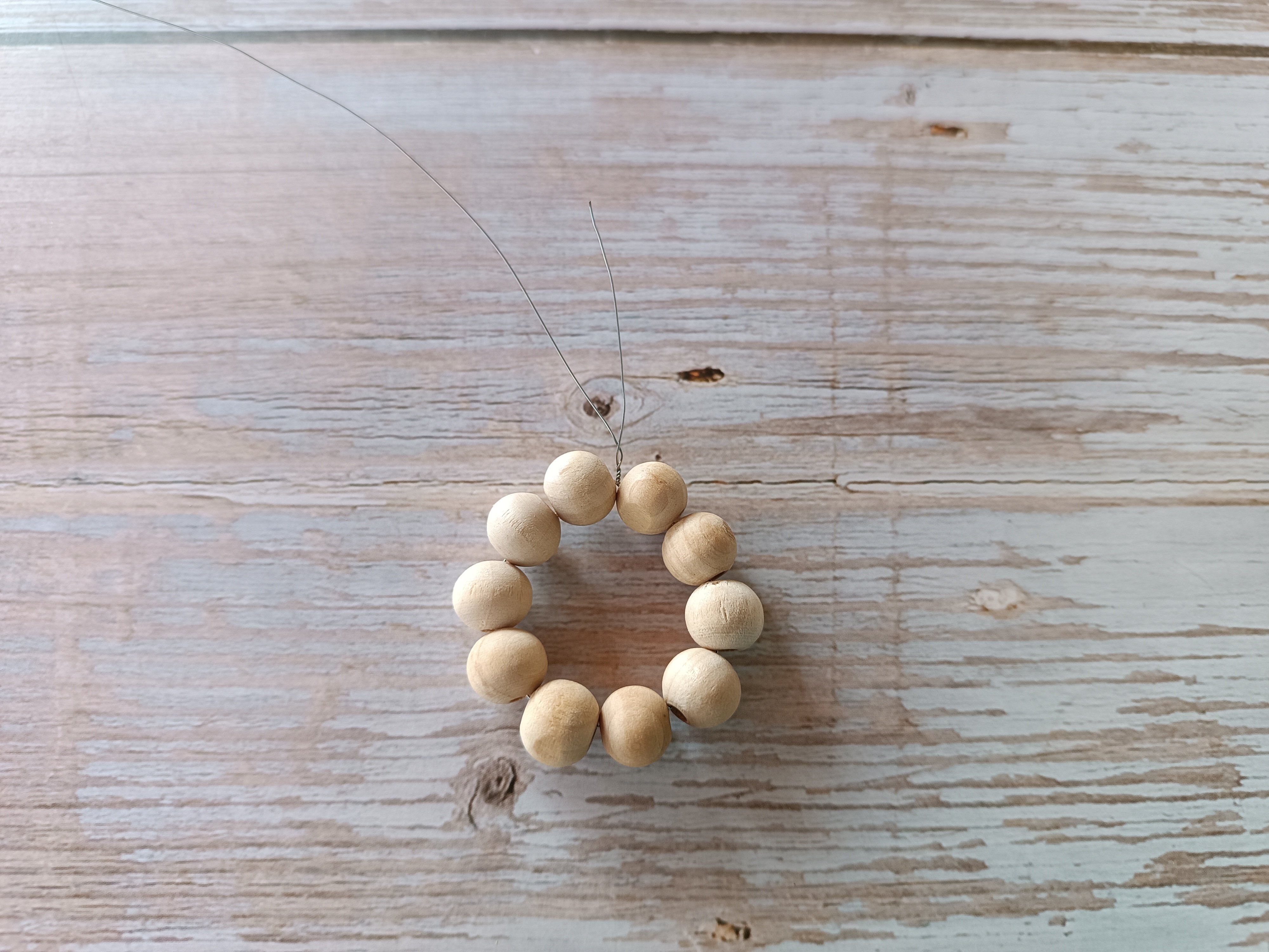 Kruh z drátu a dřevěných korálek
