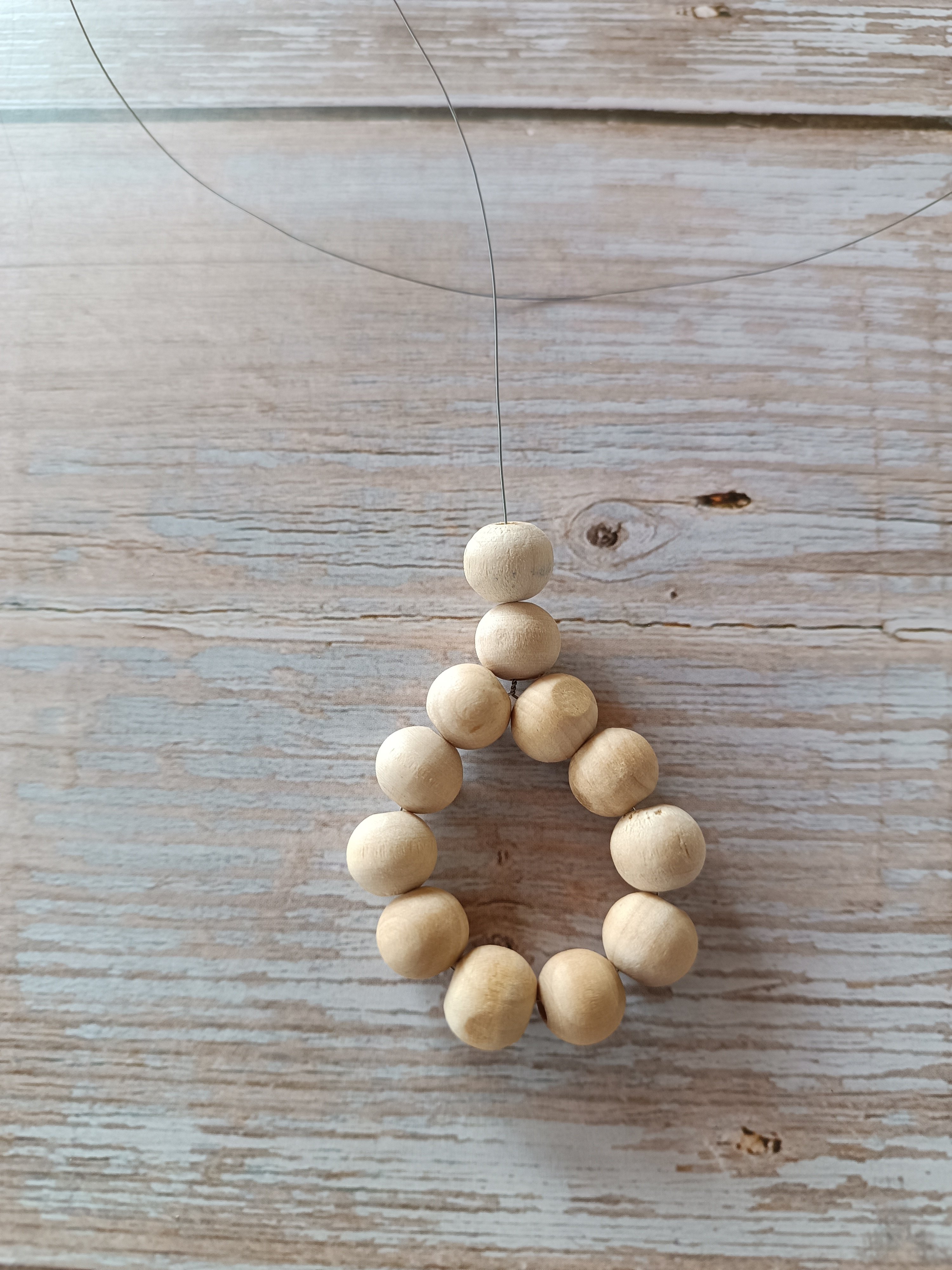 Postup navlékání dřevěných korálků 