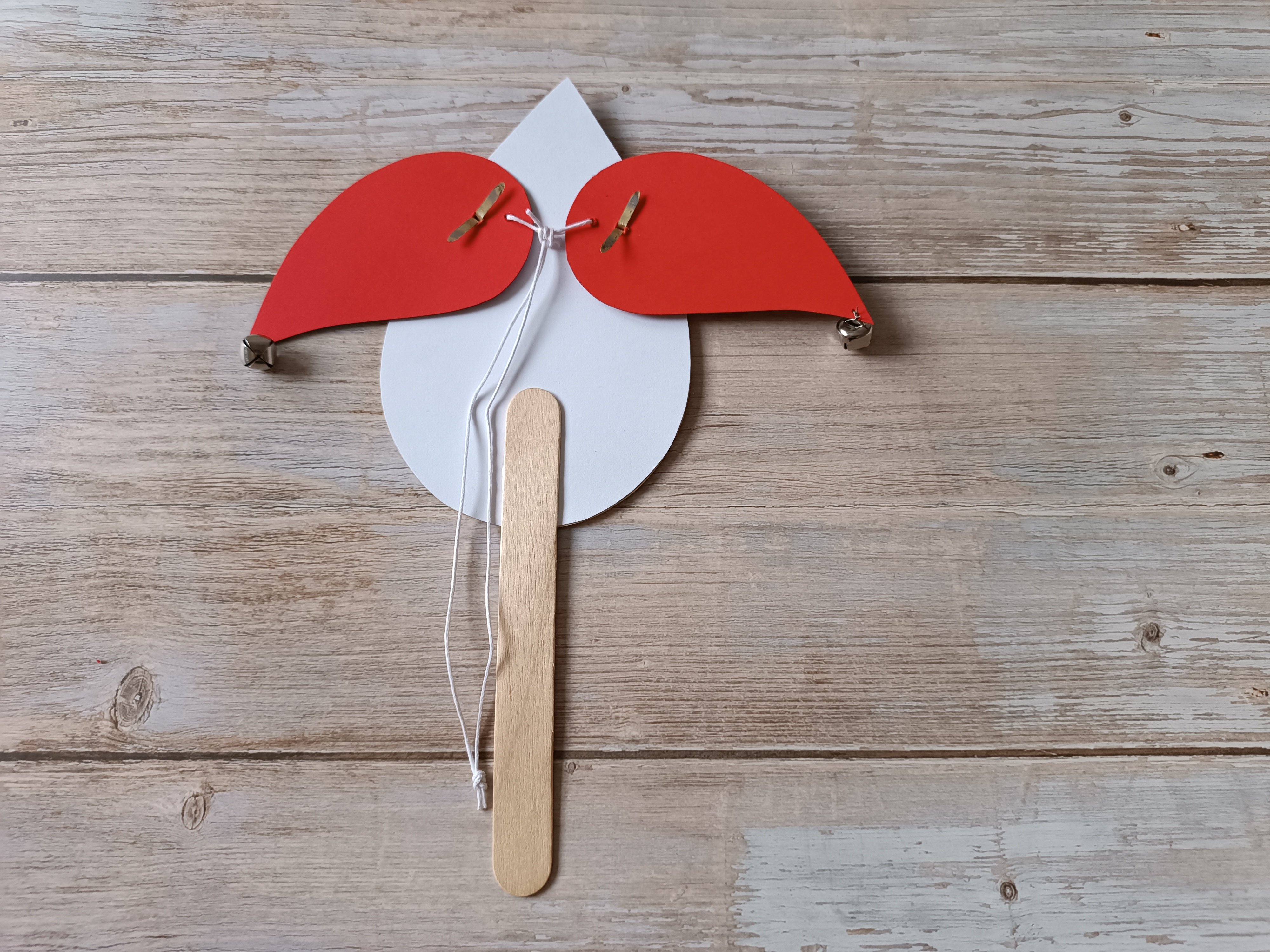 Pohyblivý šašek z papíru na špachtli, mechanizmus z provázku