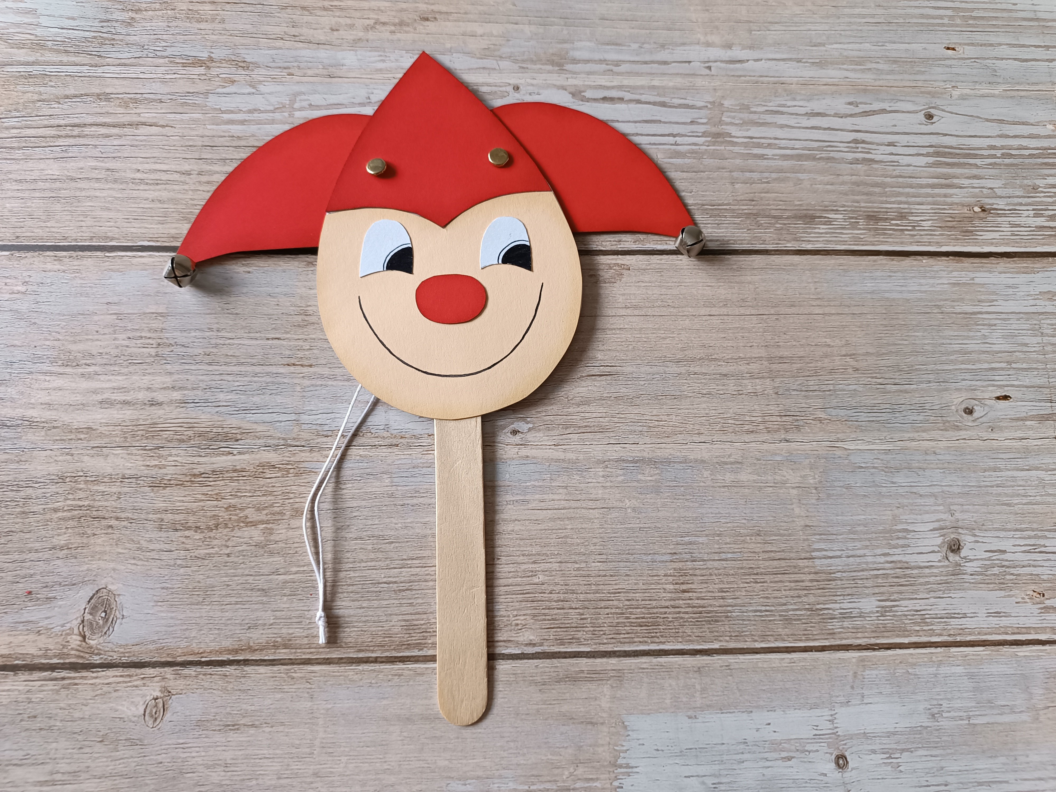 Pohyblivý šašek z papíru na špachtli